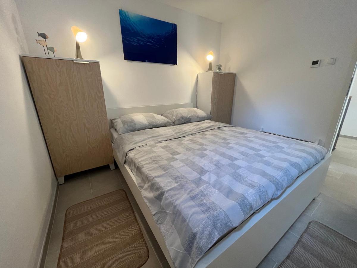 Blue Penguin Appartement Pinezići Buitenkant foto
